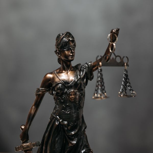 Una estatua de la señora justicia