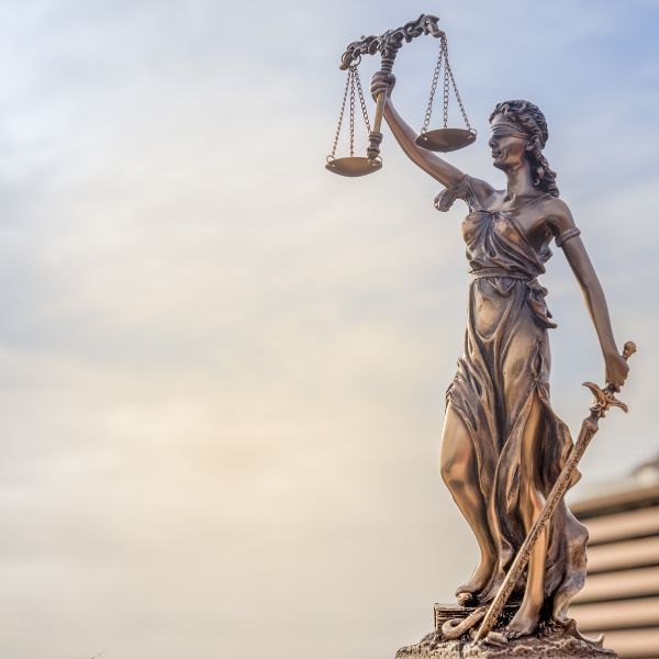 Una estatua de la dama de la justicia