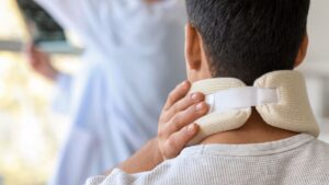 Una persona con el cuello herido