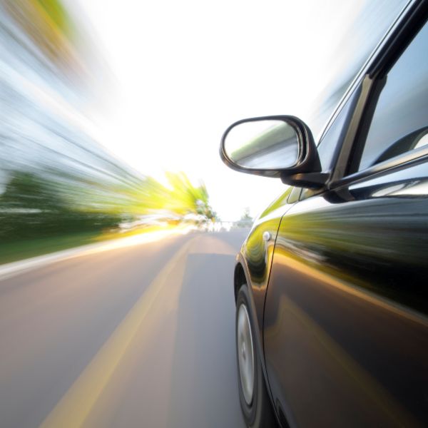 Un coche a toda velocidad