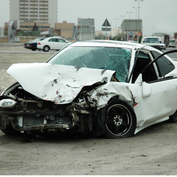 Un coche blanco accidentado