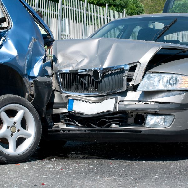 Un coche que choca por detrás con otro