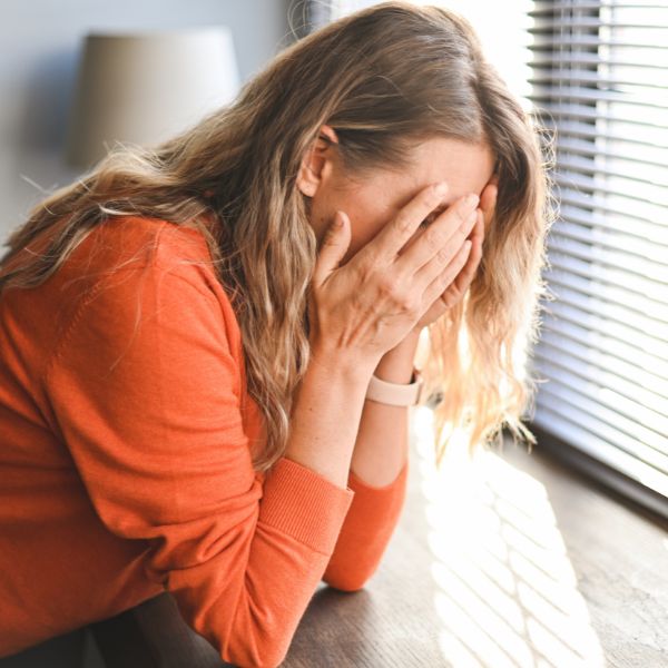 Una mujer llorando