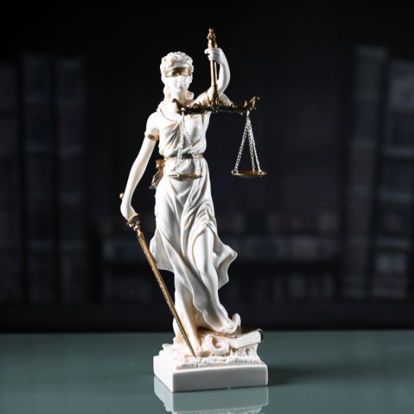 Una estatua de la dama de la justicia
