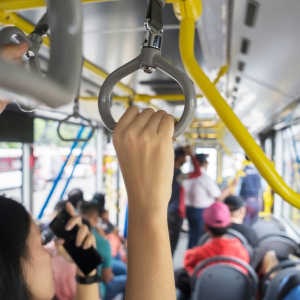 Gente en un autobús público