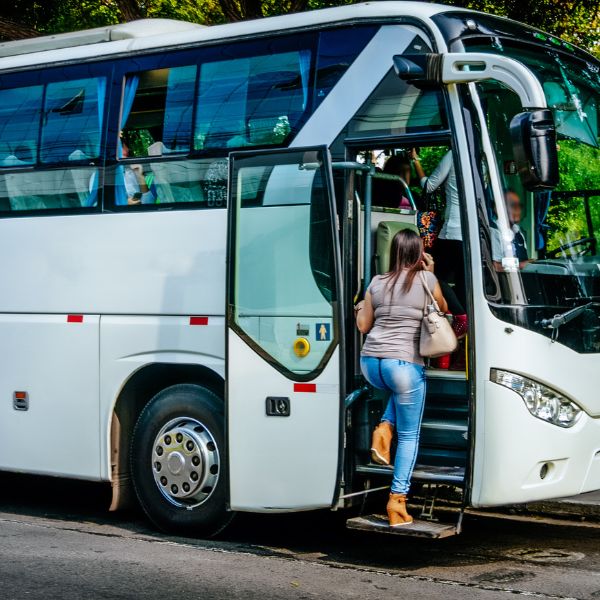 Una mujer sube a un autobús