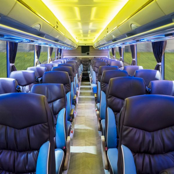 Una fila de asientos en un autobús