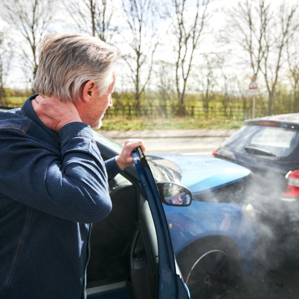 Un hombre agarrándose el cuello