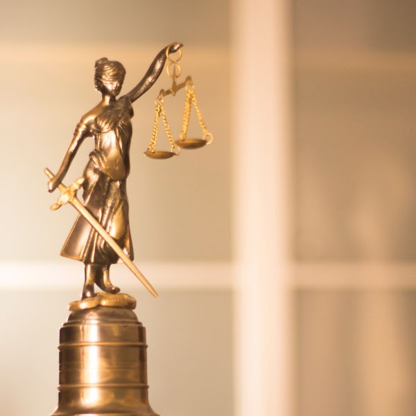 Una estatua dorada de la dama de la justicia