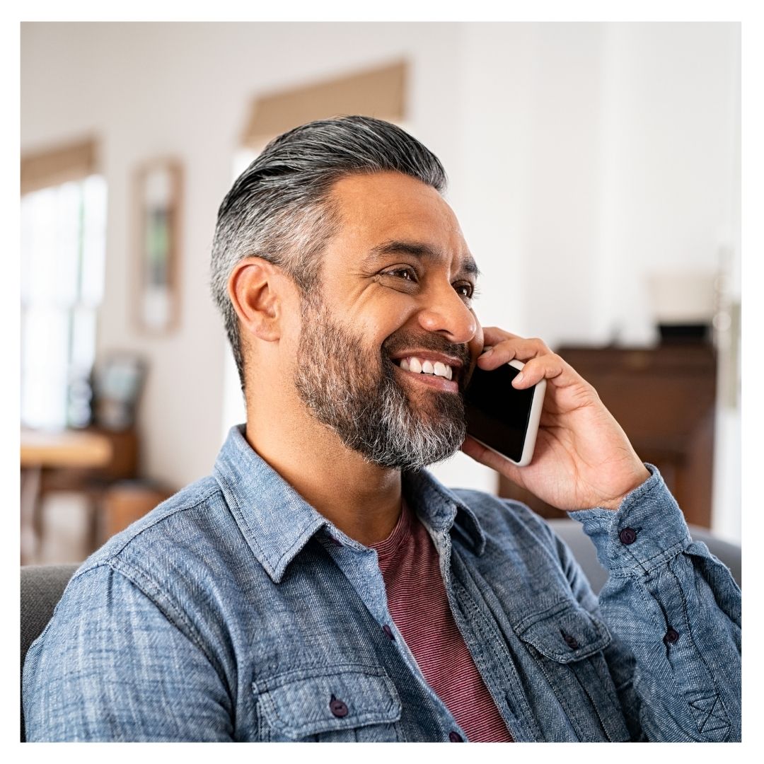 Un hombre al teléfono sonriendo