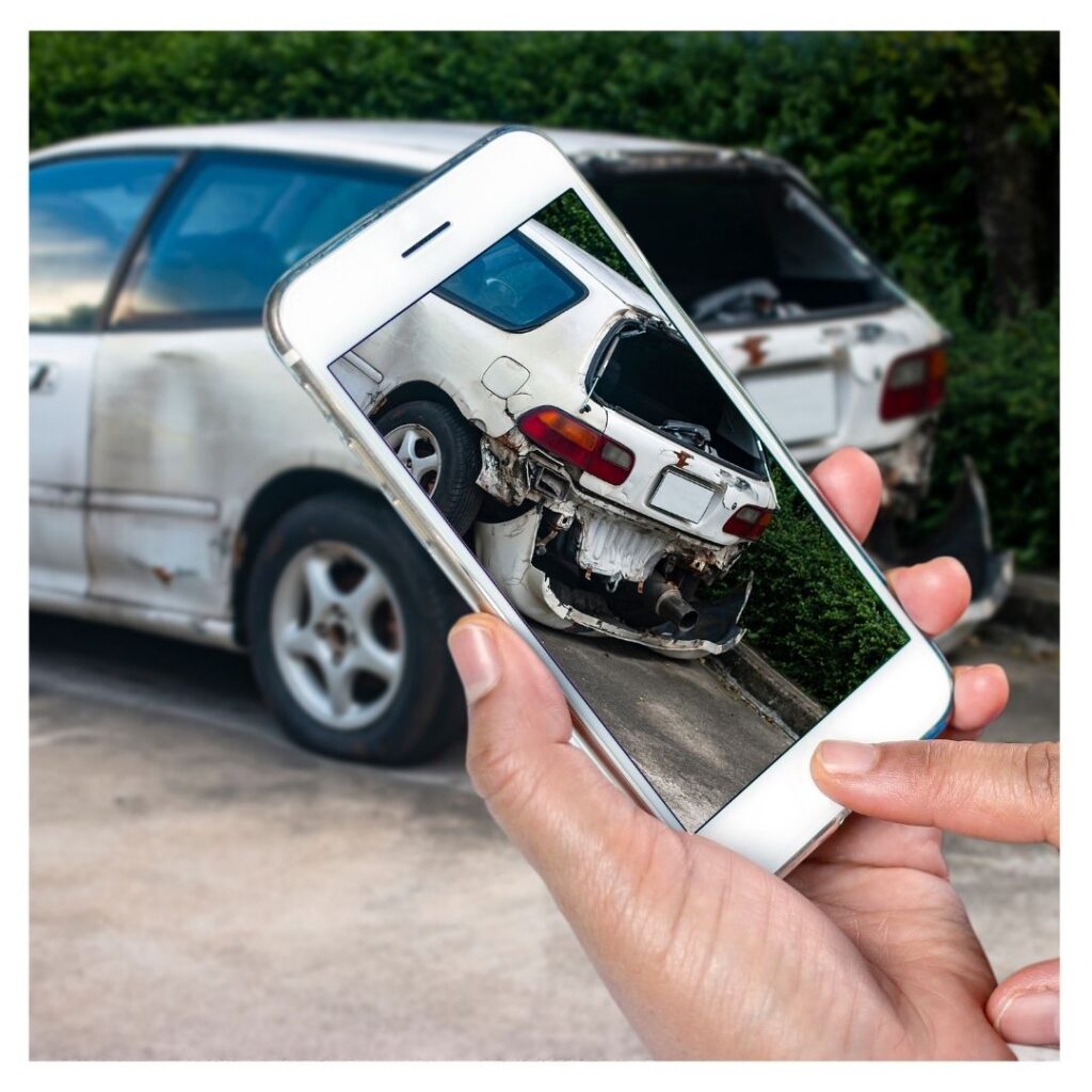 Una persona haciendo una foto de un accidente de coche