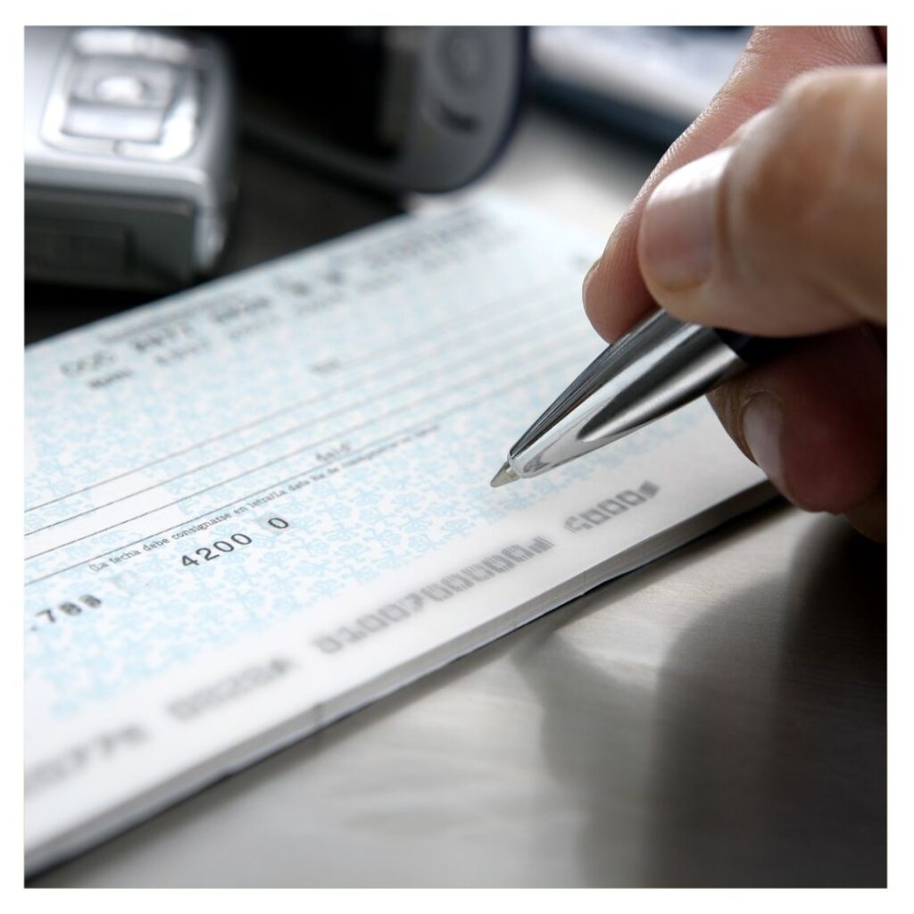 Una persona extendiendo un cheque