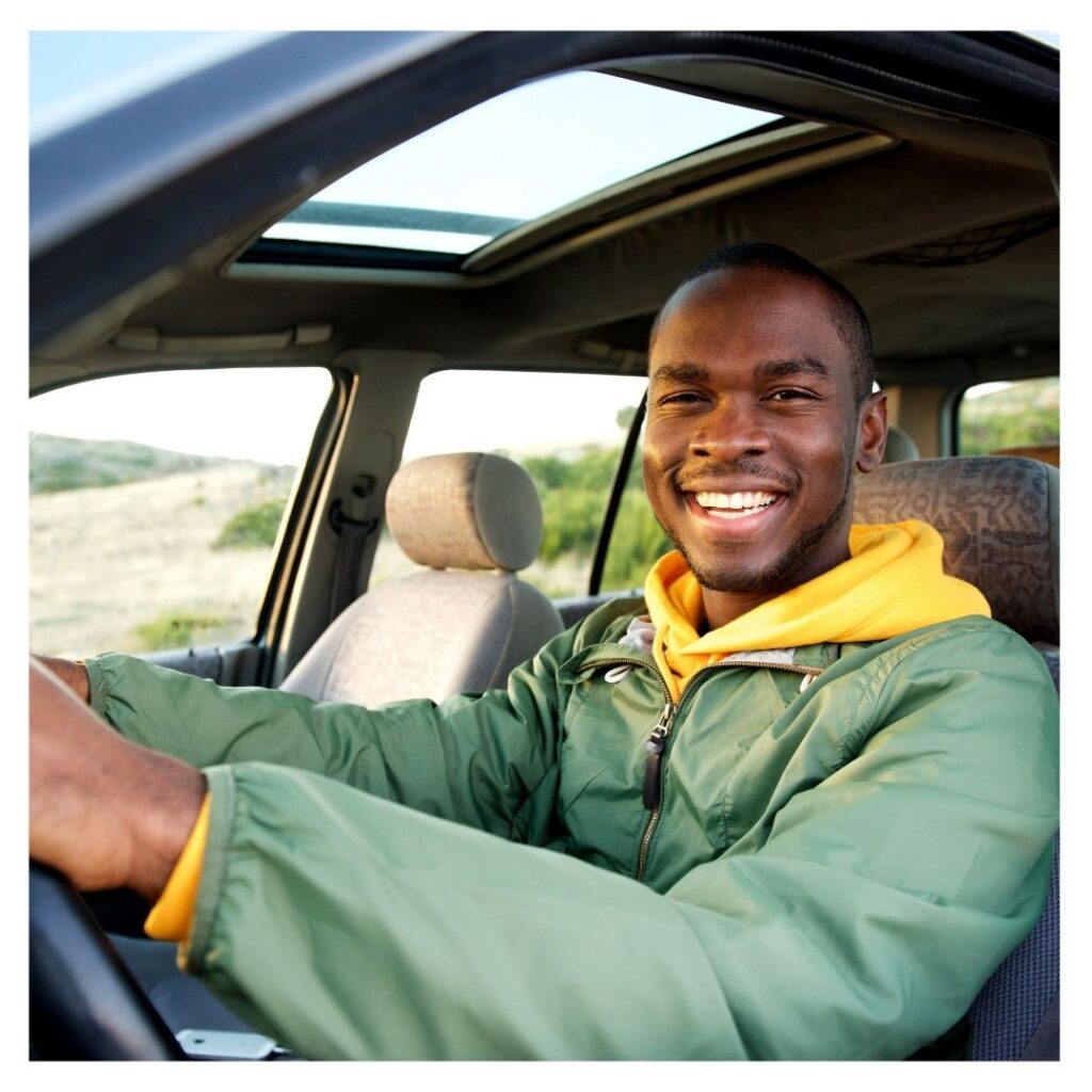 Un hombre feliz conduciendo