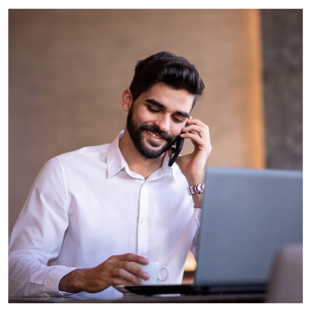 Un hombre feliz hablando por teléfono