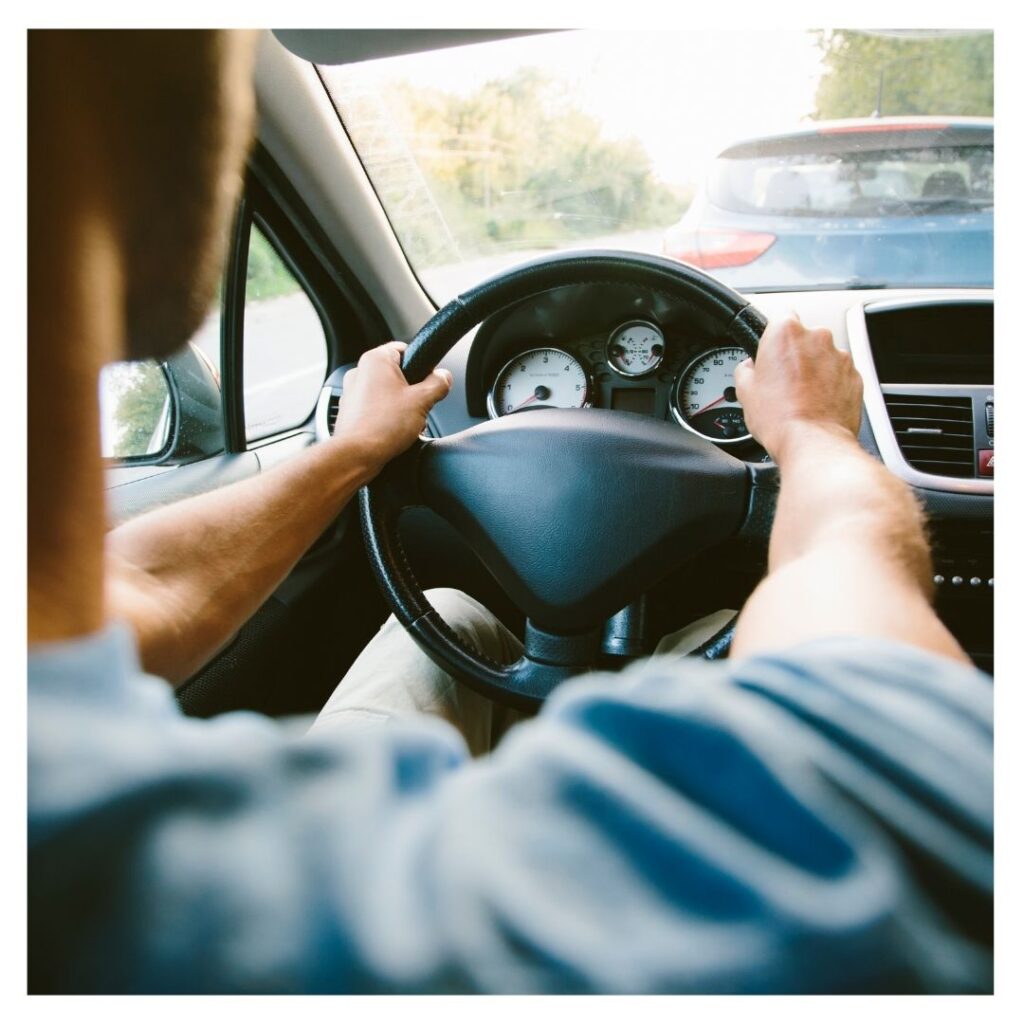 Un hombre conduciendo