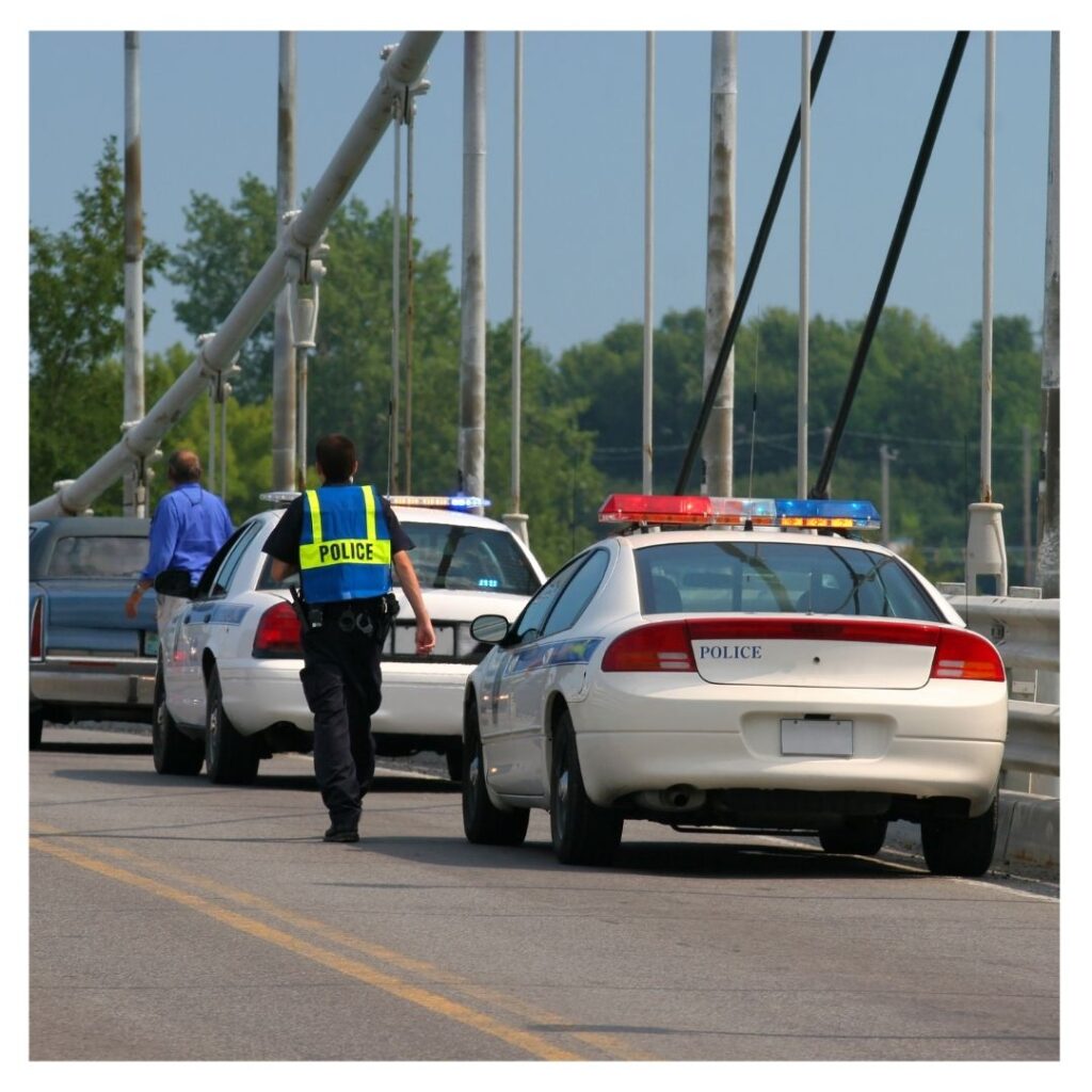 Dos policías parando un coche