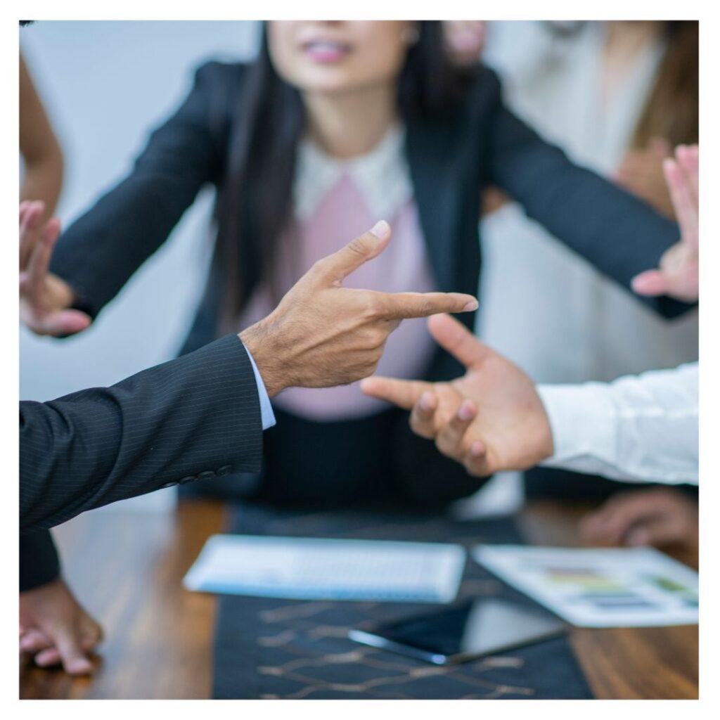 Dos personas discutiendo entre un mediador