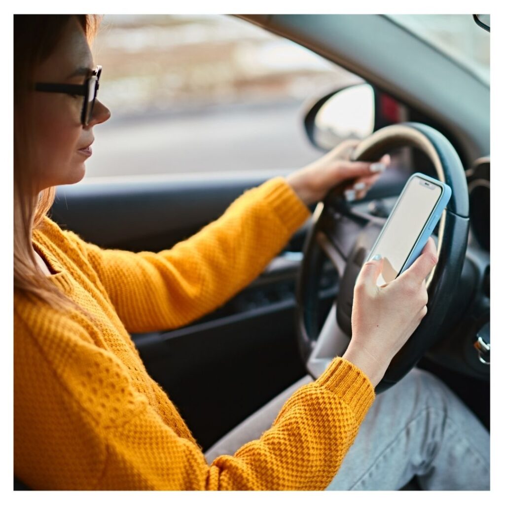 Mujeres enviando mensajes de texto mientras conducen