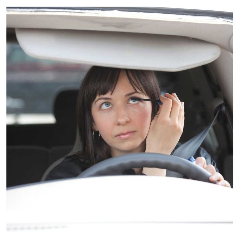 Mujer maquillándose mientras conduce