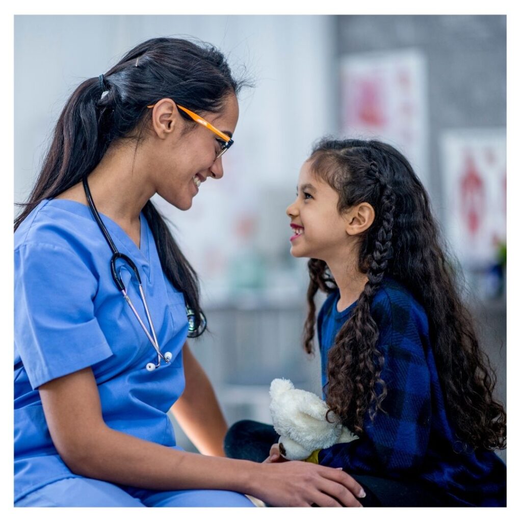 Un médico y un niño
