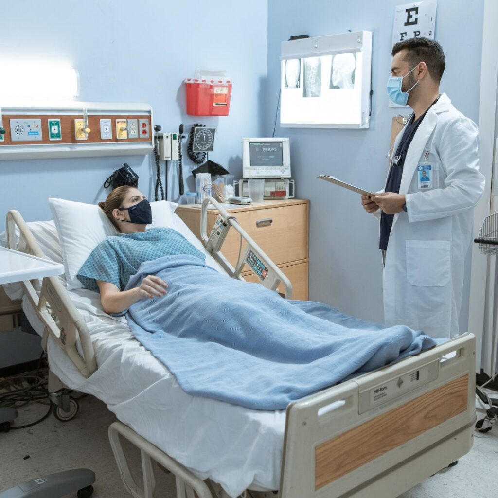 Mujer hablando con su médico