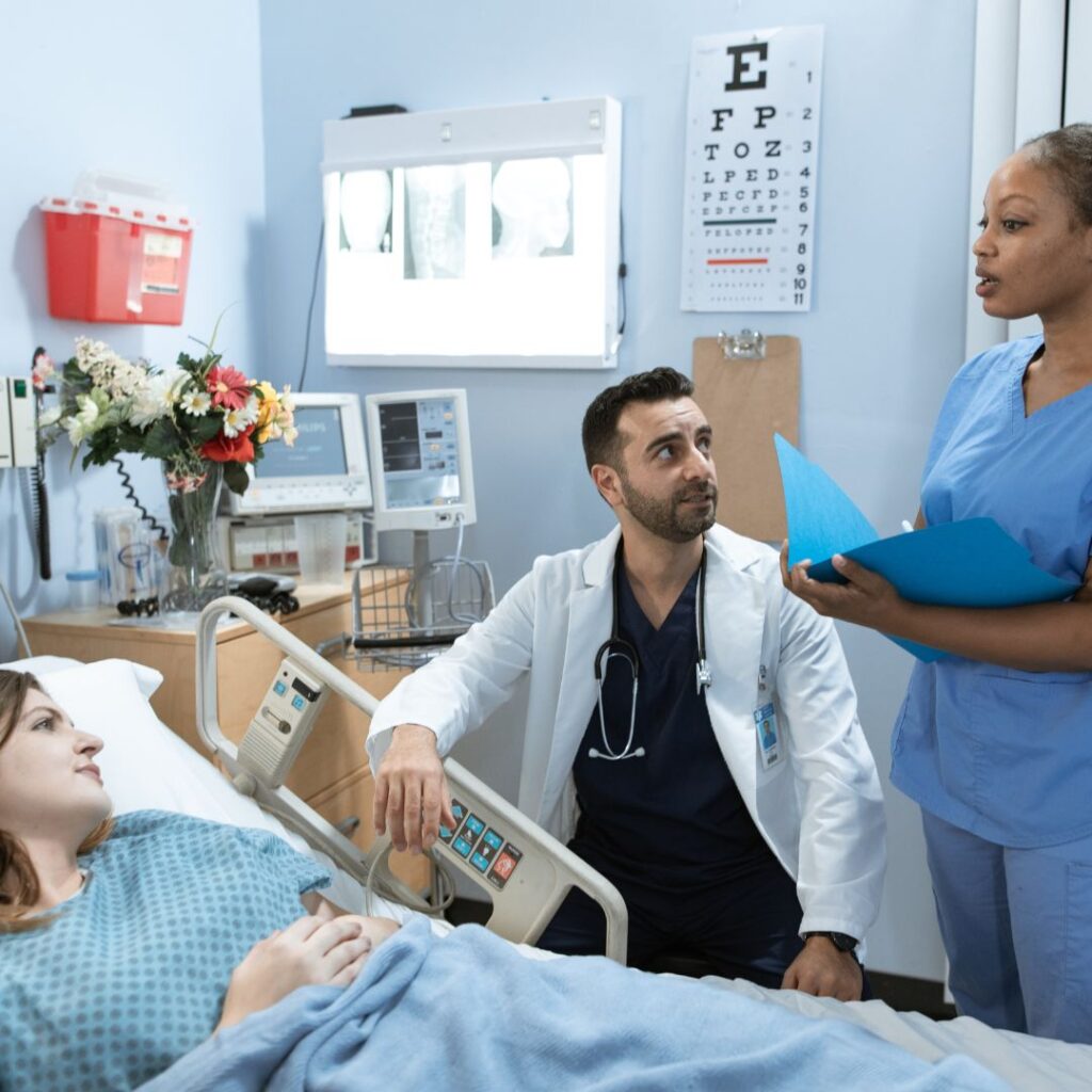 Médico y enfermera hablando con un paciente