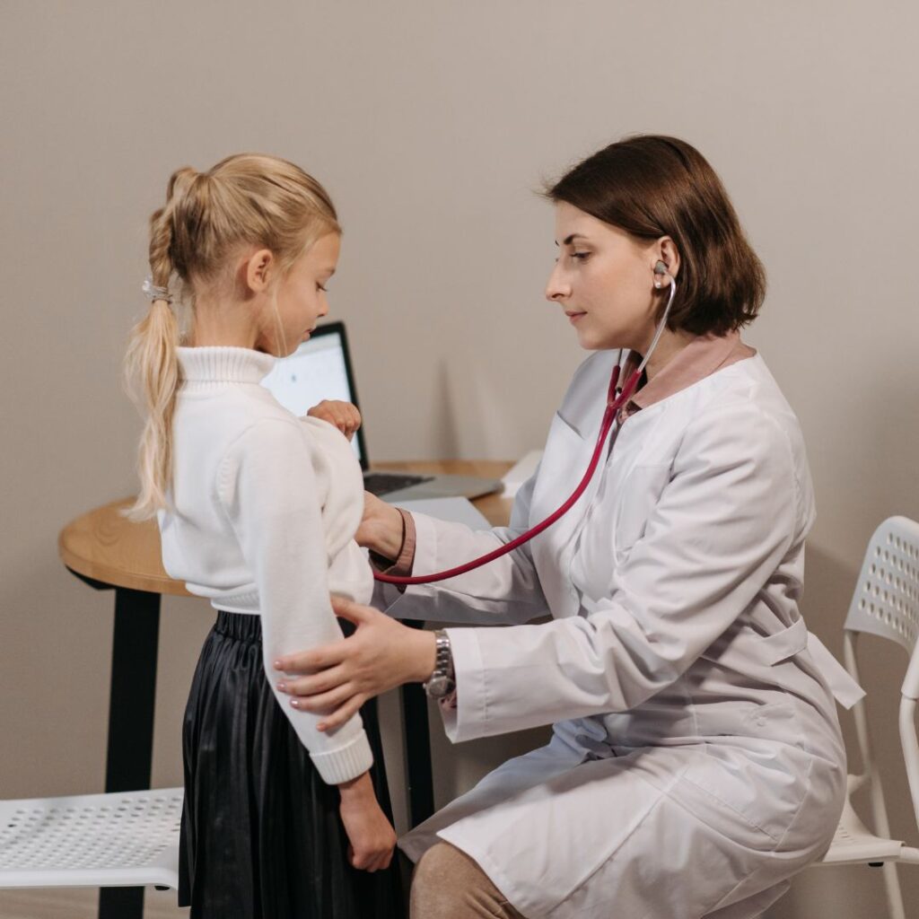 médico con niño