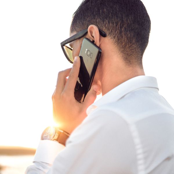Un hombre al teléfono