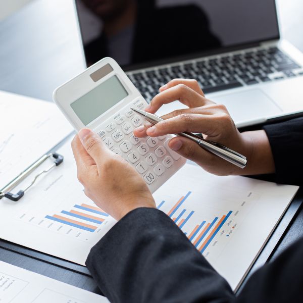 Alguien calculando números con una calculadora