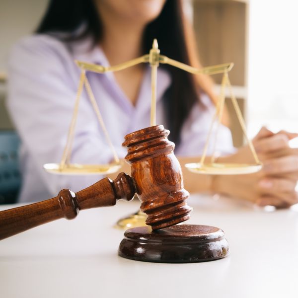 Una señora hablando con un abogado