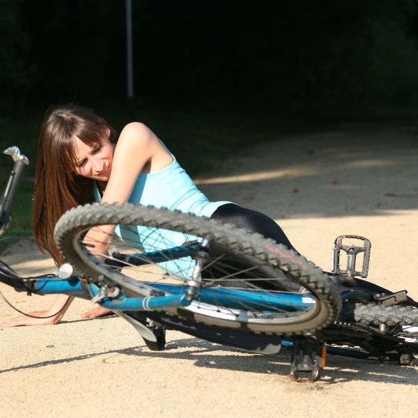 A women who fell off of her bike