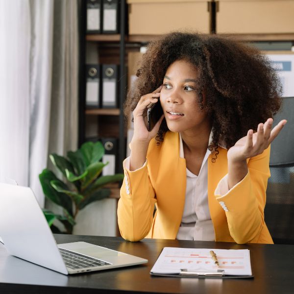 Una mujer hablando por teléfono
