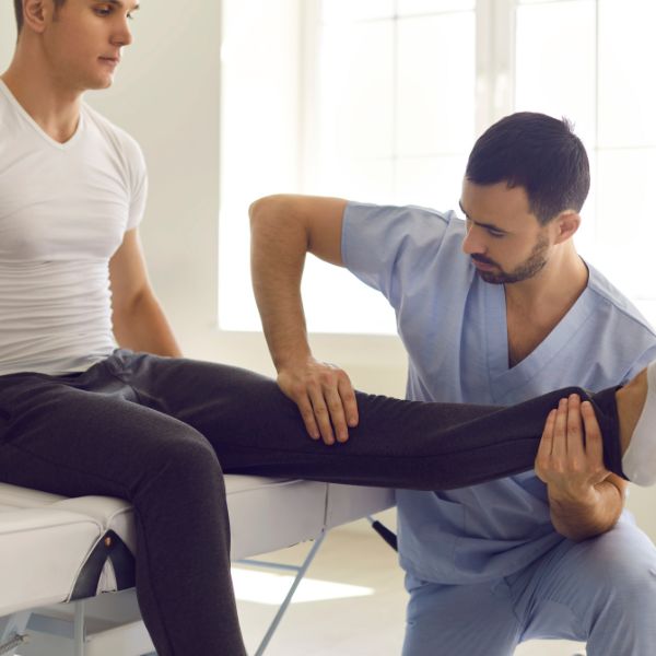 Un terapeuta rehabilitando una rodilla