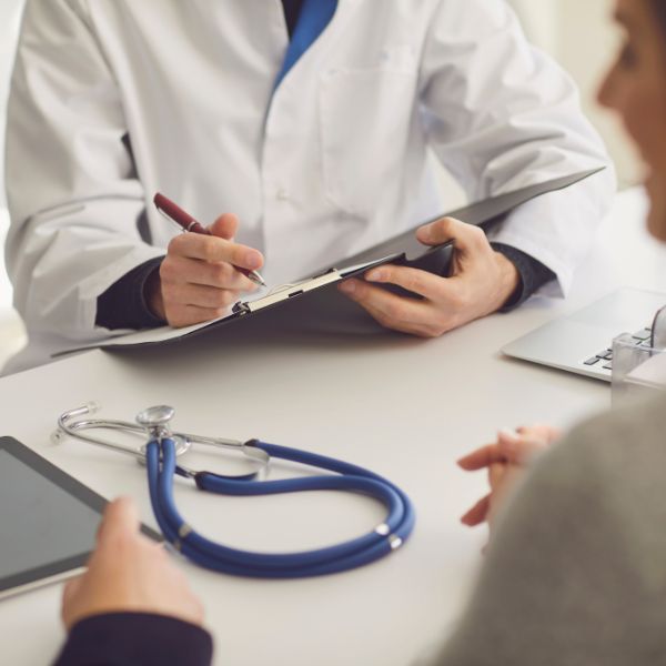 Una persona hablando con un médico