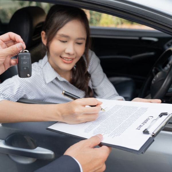 Una mujer firmando un contrato
