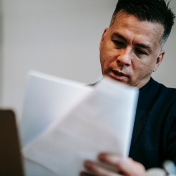 Un hombre revisando documentos