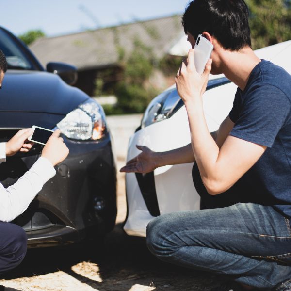 Dos personas hablando de un accidente de coche