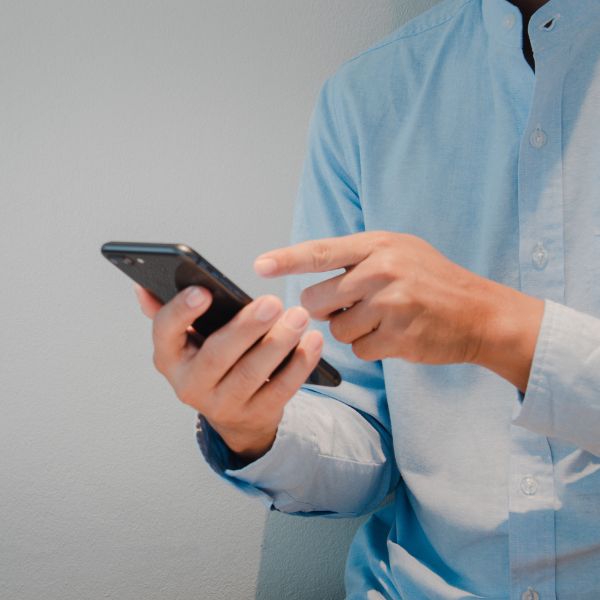 Una persona escribiendo en un teléfono