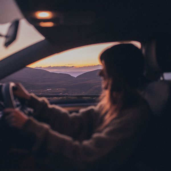 Una persona conduciendo
