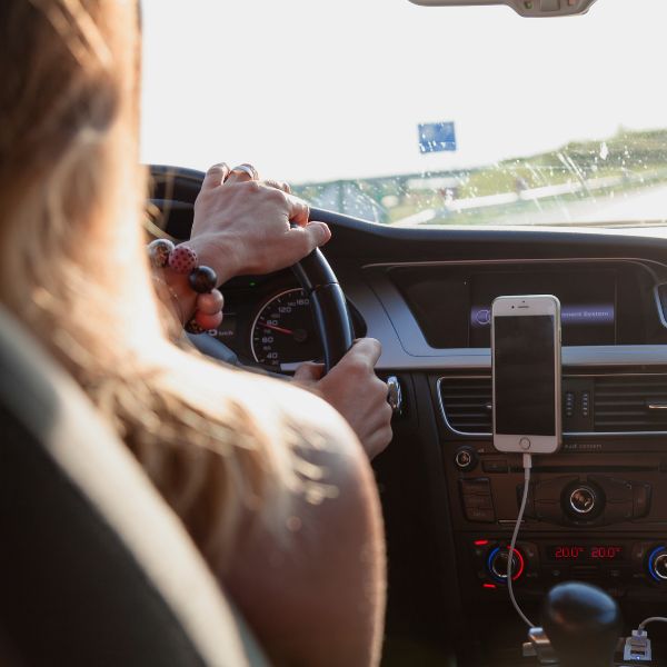 Una mujer conduciendo