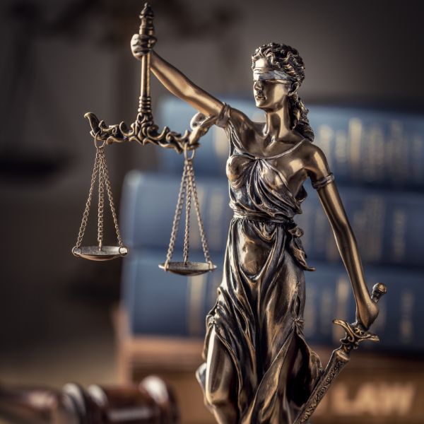 Una estatua de la dama de la justicia