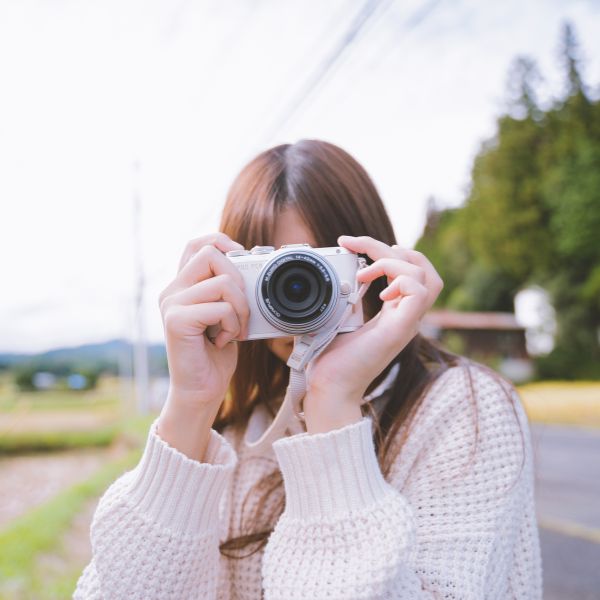 Una mujer haciendo una foto