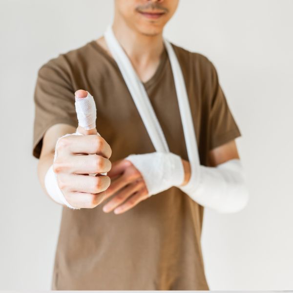 Una persona herida que levanta el pulgar