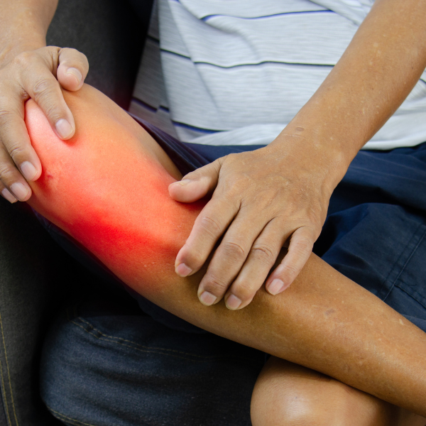 Agarrarse la espinilla con dolor