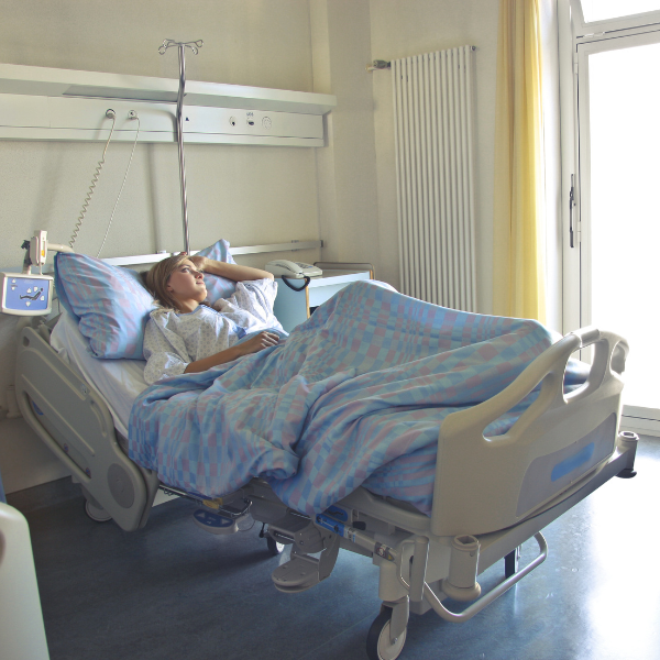 mujer en cama de hospital