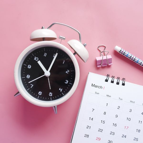 Reloj junto al calendario