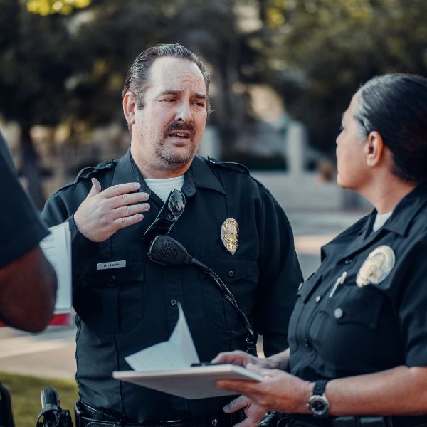 Policías hablando entre ellos