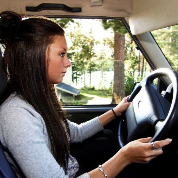 Chica adolescente conduciendo