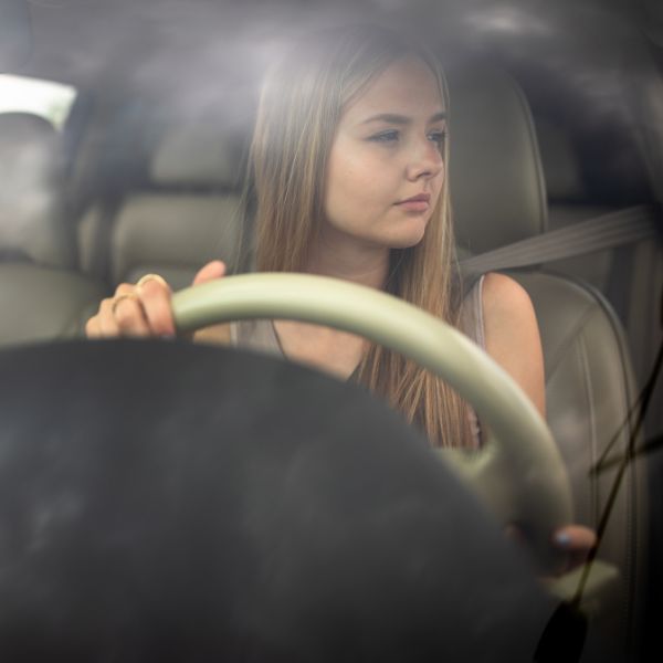 Chica adolescente conduciendo