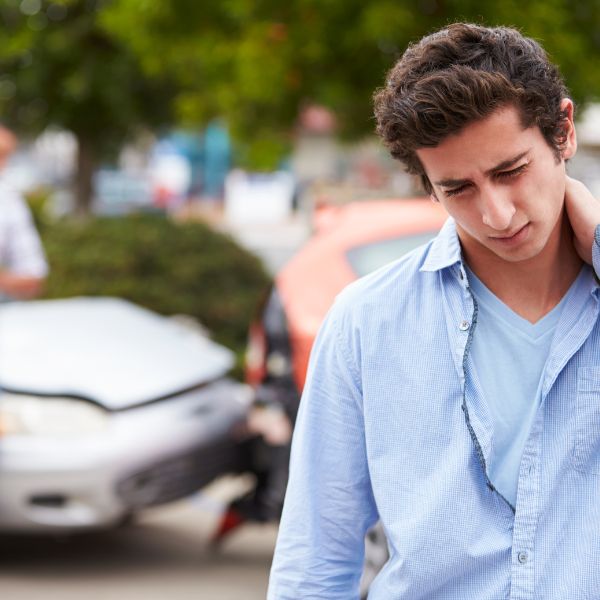 Adolescente agarrándose el cuello tras un accidente